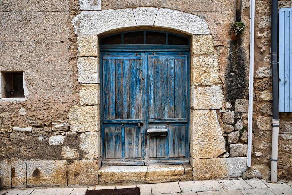 Organized entryway with coat hooks, shoe storage and key holder